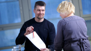 Lähiesimies ja alainen keskustelemassa