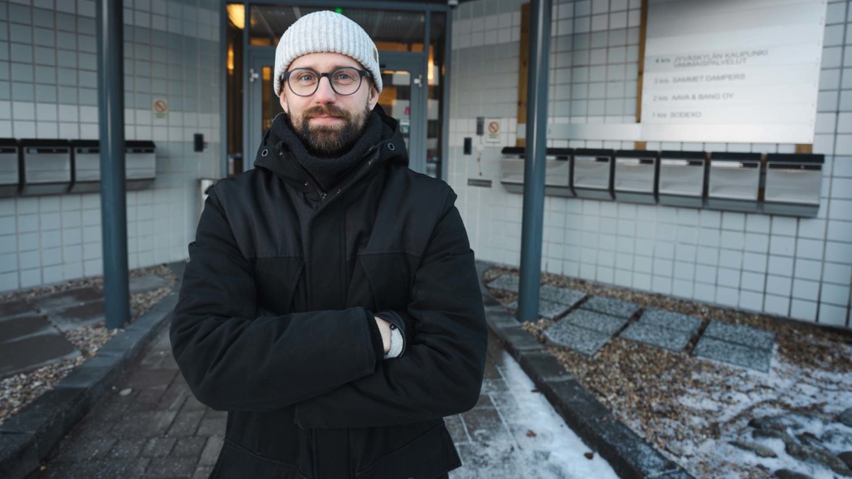 Careerian opiskelija seisomassa ulkona
