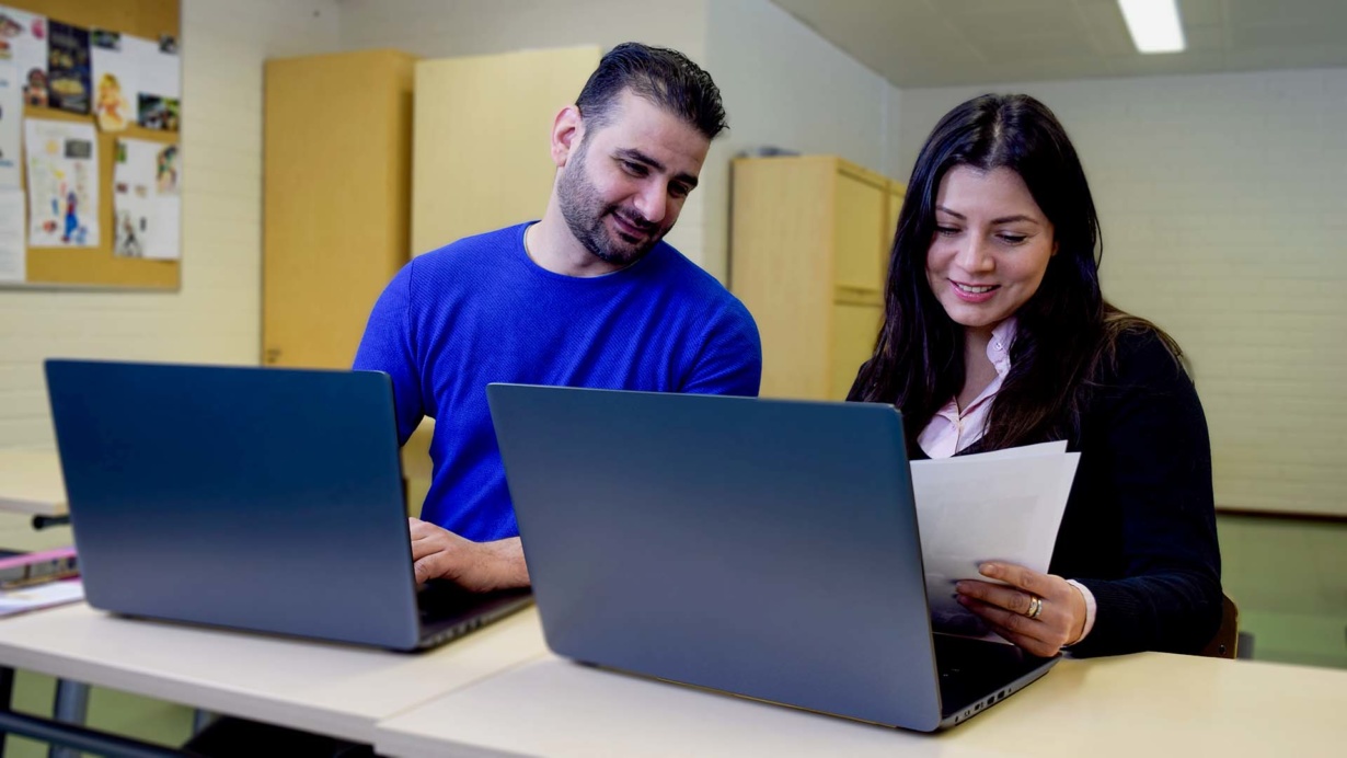 Kaksi opiskelijaa tietokoneella