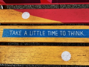Kuva seinästä, jossa lukee englanniksi: Take a little time to think.