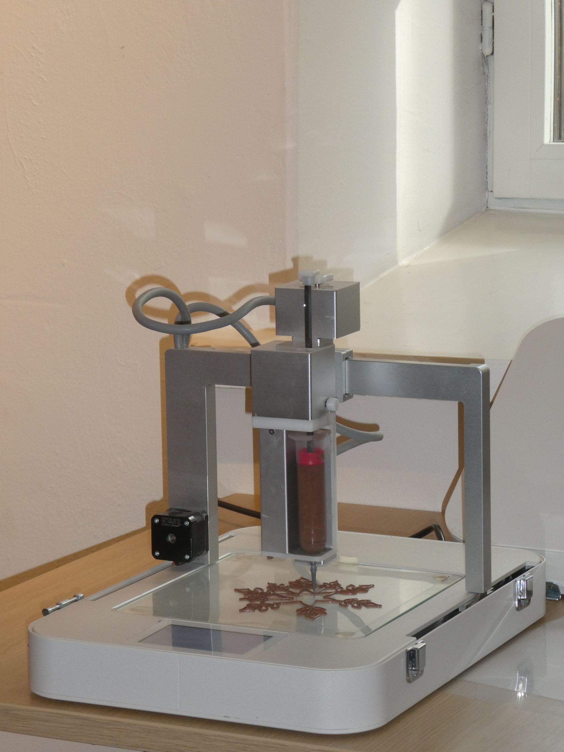 3D-tulostin tulostaa suklaata.