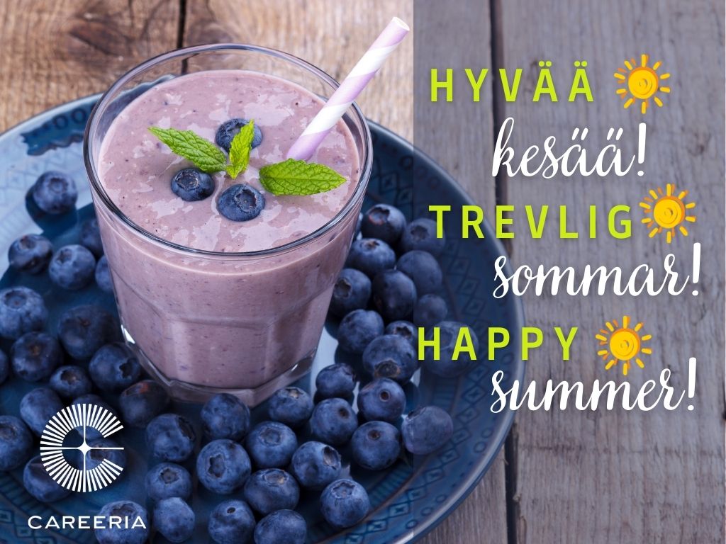 Mustikka-smoothie lautasella, jossa on mustikoita ja hyvän kesän toivotus suomeksi, ruotsiksi ja englanniksi.