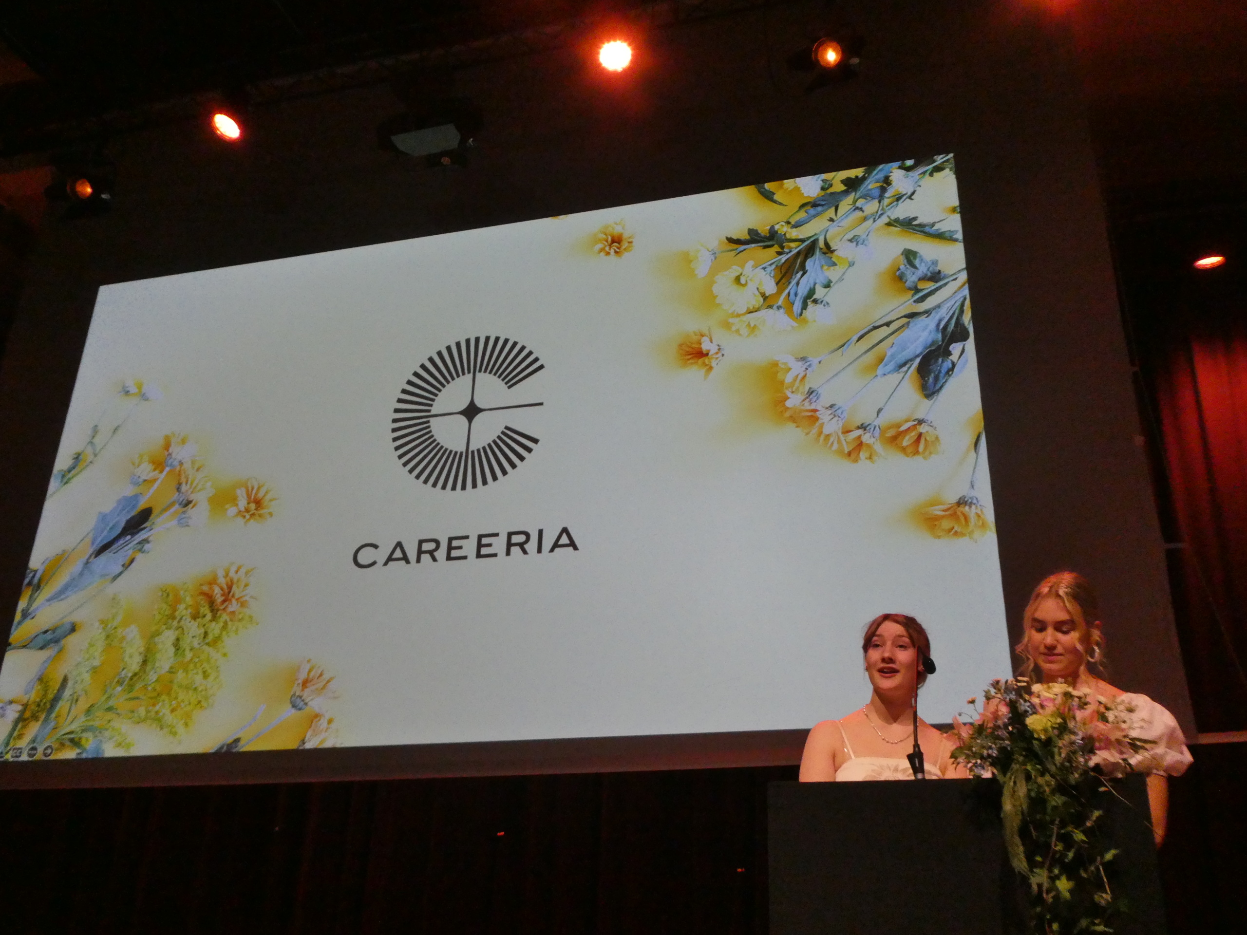Kaksi naista puhujapöntössä, taustalla Careerian logo.