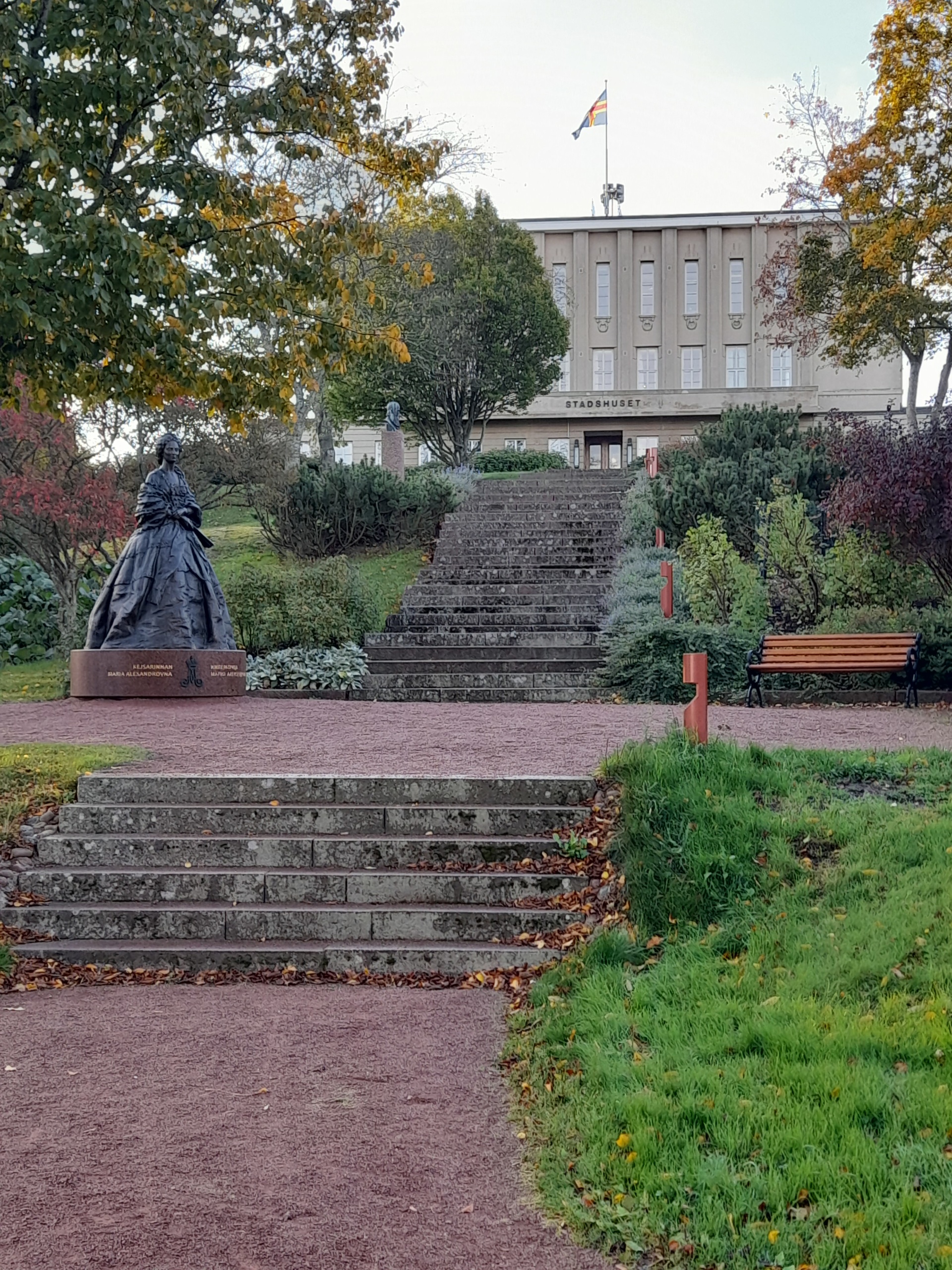 Kiviset portaat kohti rakennusta, jonka katolla liehuu Ahvenanmaan lippu.