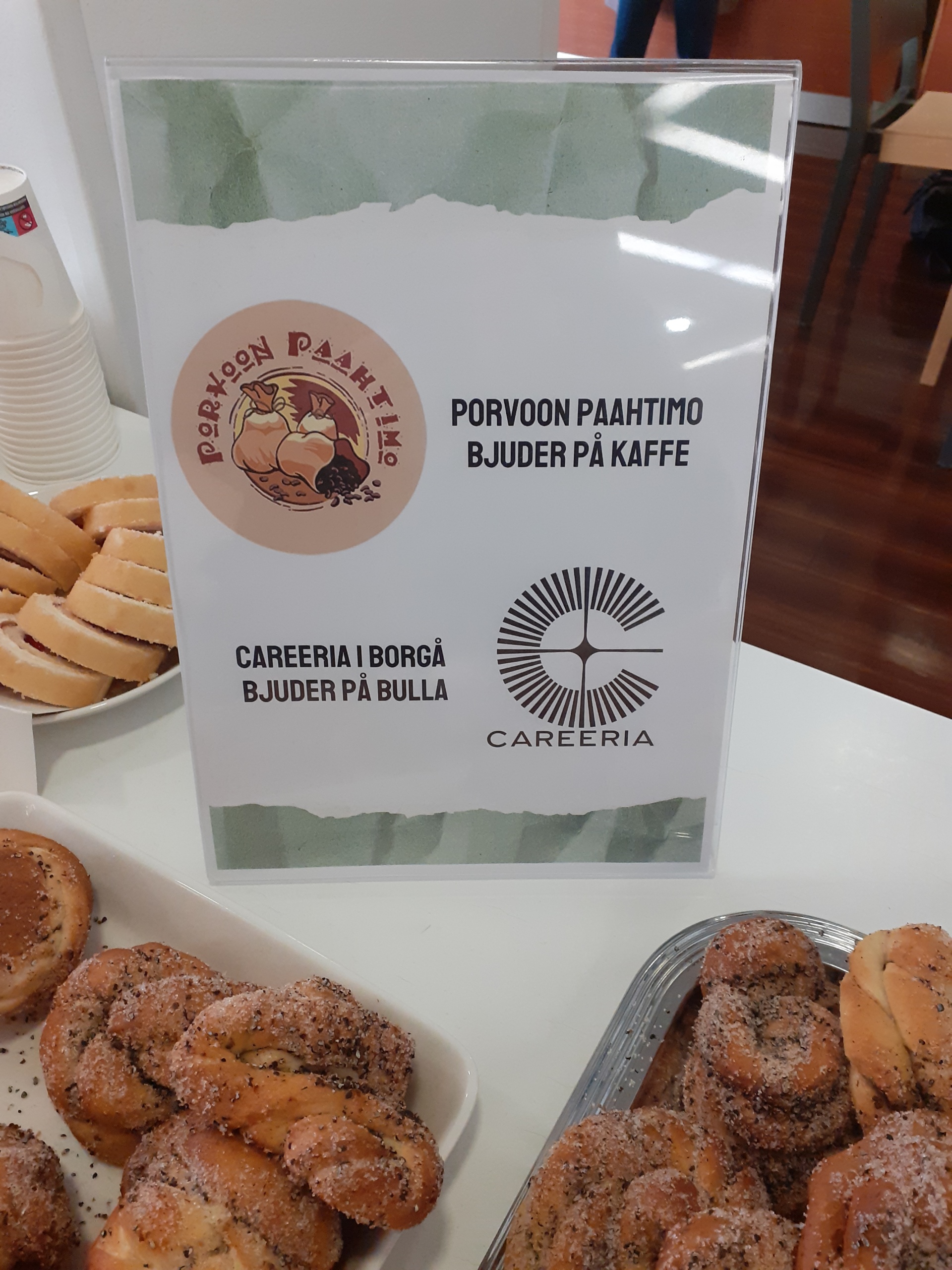 Kaffe och bulla med Careerias logo.