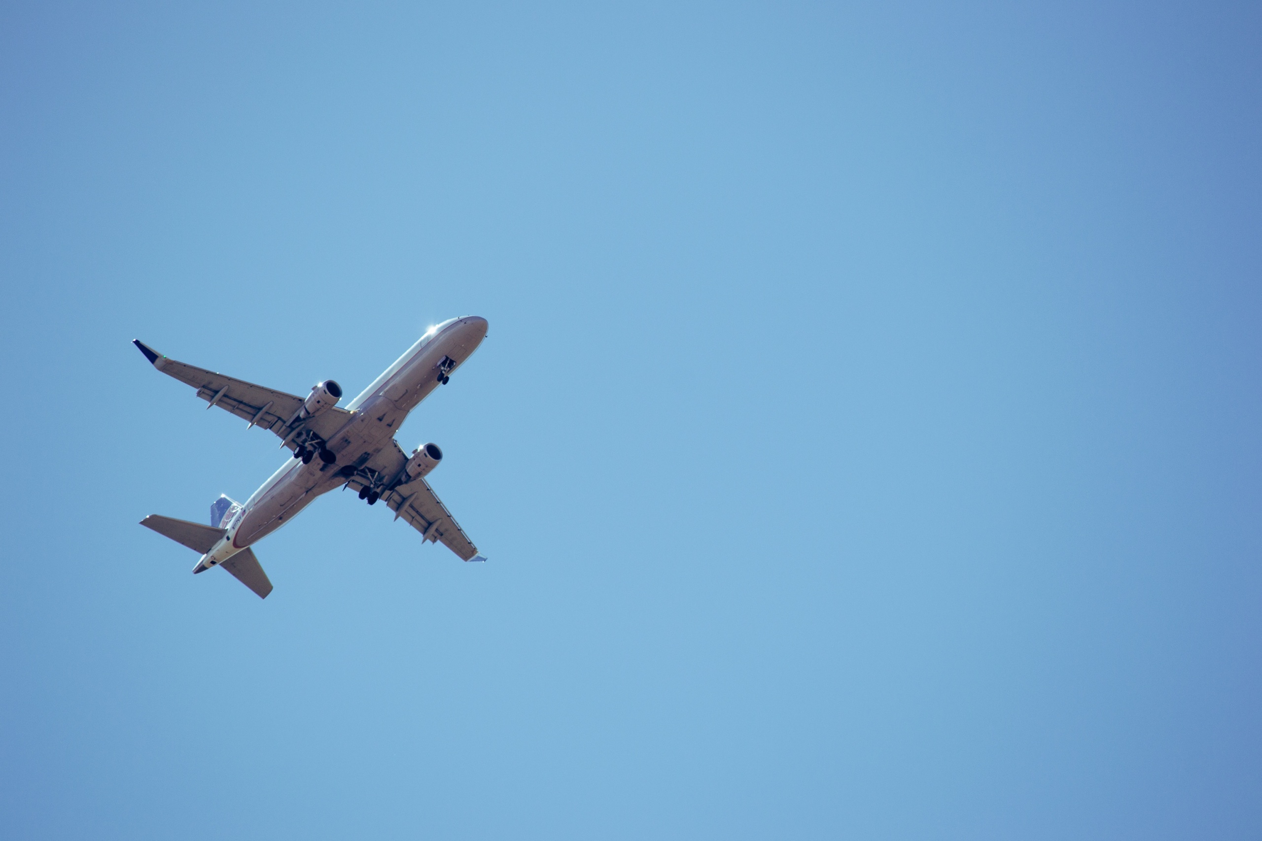 Sinisellä taivaalla lentävä matkustajalentokone