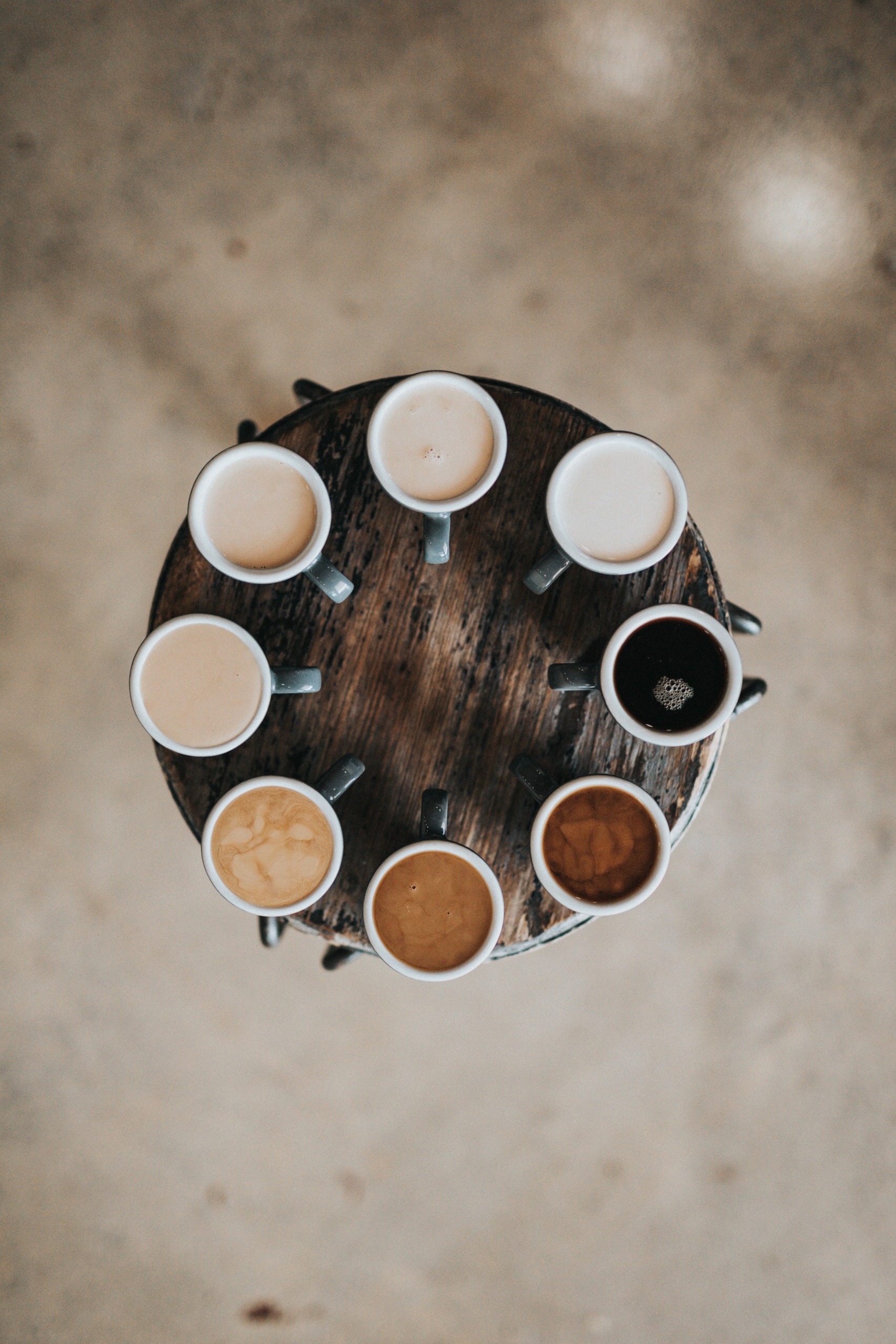 Erilaisia kahviannoksia kupeissa ympyrän muodossa.