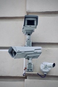 Kolme seinään kiinnitettyä valvontakameraa.