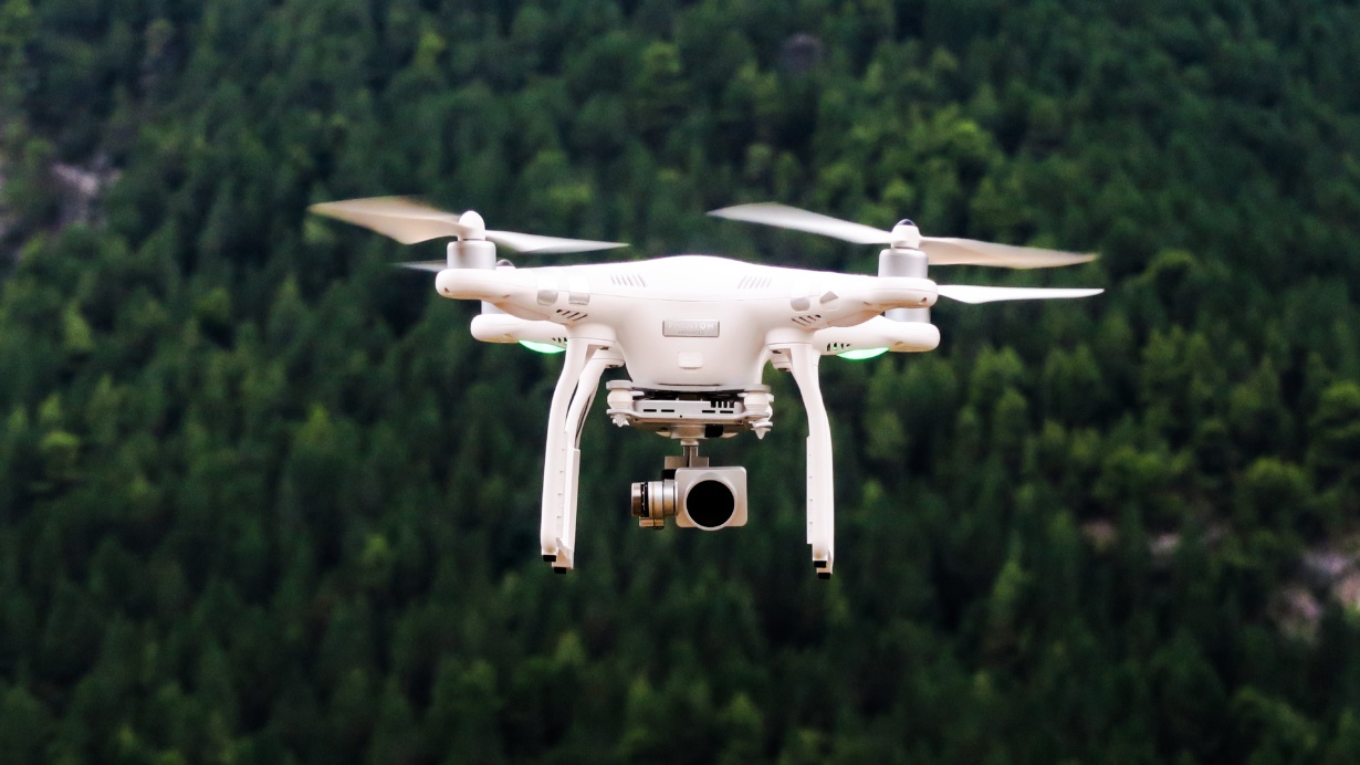 Drone lentämässä metsässä