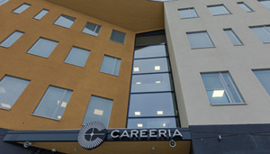 Kolmikerroksinen rakennus, jonka edessä kipinä-logo ja teksti Careeria.