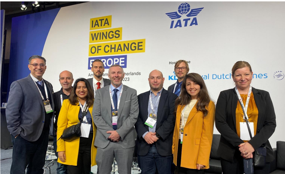Ryhmäkuva Inclavi-hankkeen kansainvälisistä toimijoista, taustalla IATAn logo ja teksti: IATA Wings of Change.