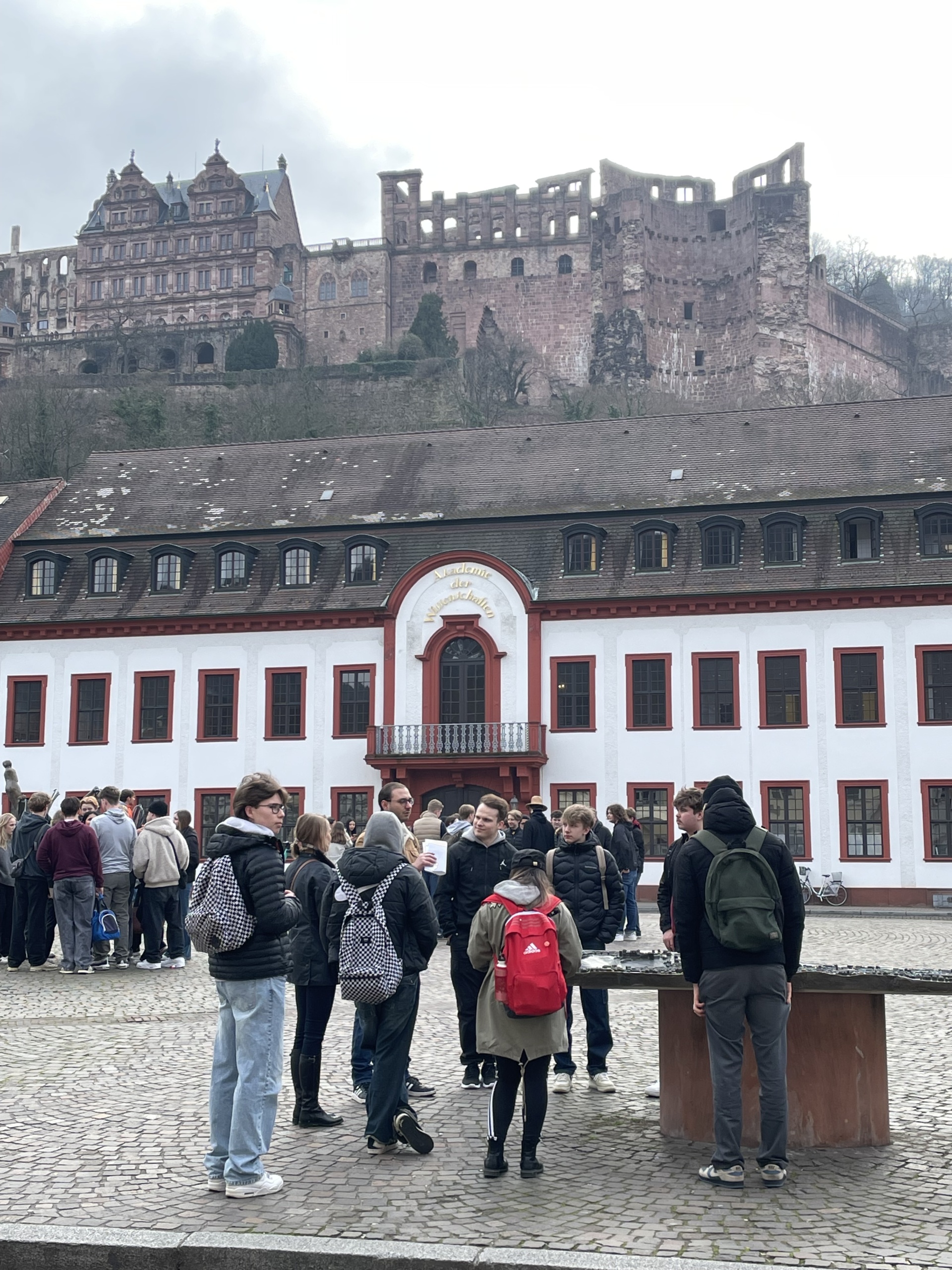 Joukko nuoria Mosbachissa Saksassa, taustalla suuri rakennus ja sen yläpuolella vanhat muurit.