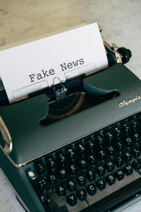 Vanhanaikainen kirjoituskone, jonka paperissa lukee: Fake News.