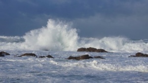 Aallot lyövät vaahtopäinä vedestä nouseviin kiviin.