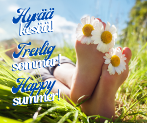 Paljaat jalat, joissa päivänkakkaroita. Teksti: hyvää kesää, trevlig sommar, happy summer.