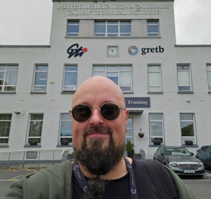 Teemu Eskola Galway Technical Instituten edustalla
