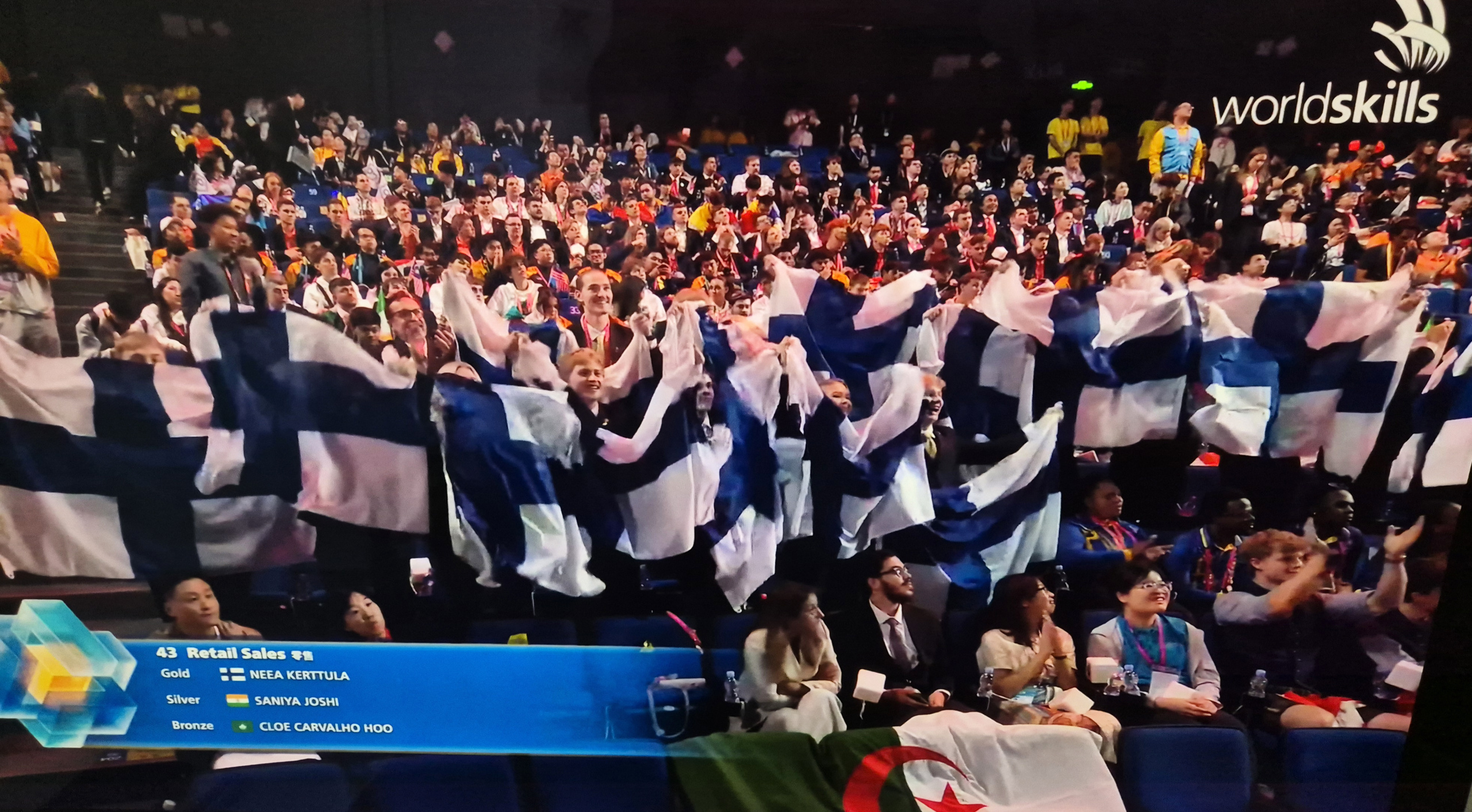 Yleiskuva kilpailukatsomosta, joka on täynnä Suomen lippuja.