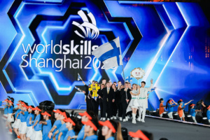 Suomen maajoukkue tulossa lavalle WorldSkills Shanghai 2026 -kilpailussa.
