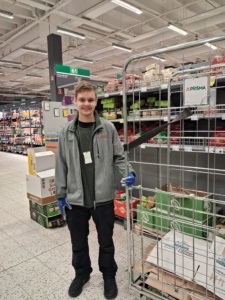 Nuori mies kuvattuna Tallinnan Prismassa.